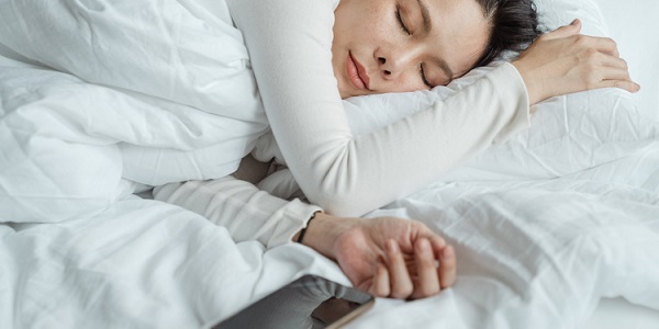 خطرات گذاشتن گوشی کنار سر هنگام خواب