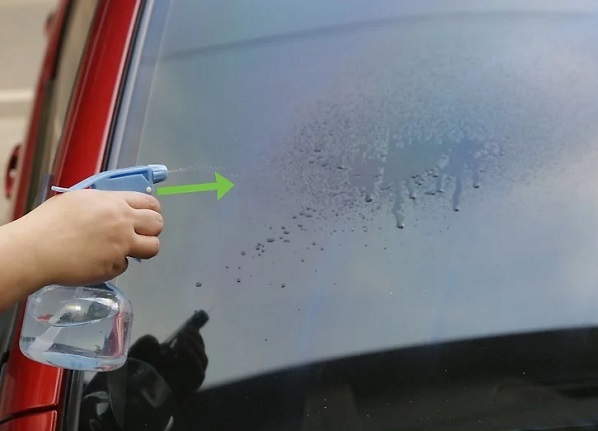 پاک کردن چربی روی شیشه ماشین