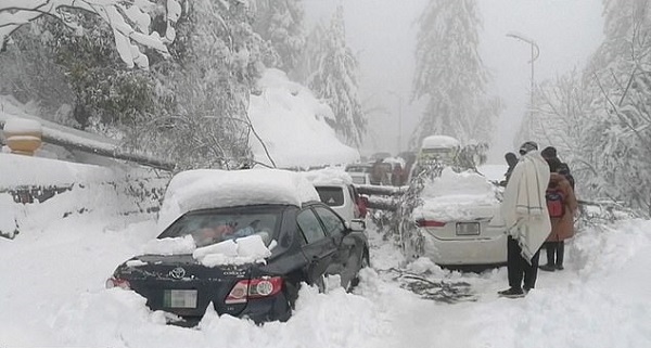 گیر افتادن ماشین در برف