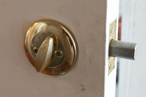 تعویض قفل درب منزل