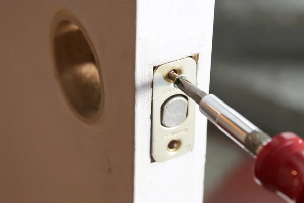 تعویض قفل درب منزل