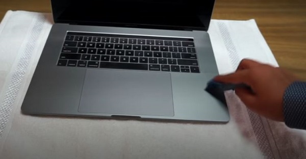 نحوه از بین بردن خش آلومینیوم لپ تاپ
