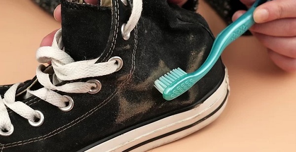 تمیز کردن کفش پارچه ای سیاه
